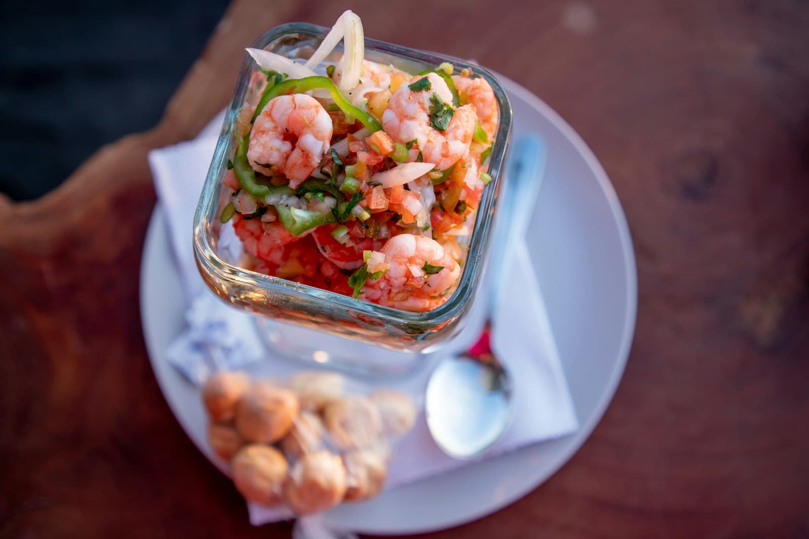 Salón de restaurante con clientes y una mesera tomando un pedido en tableta